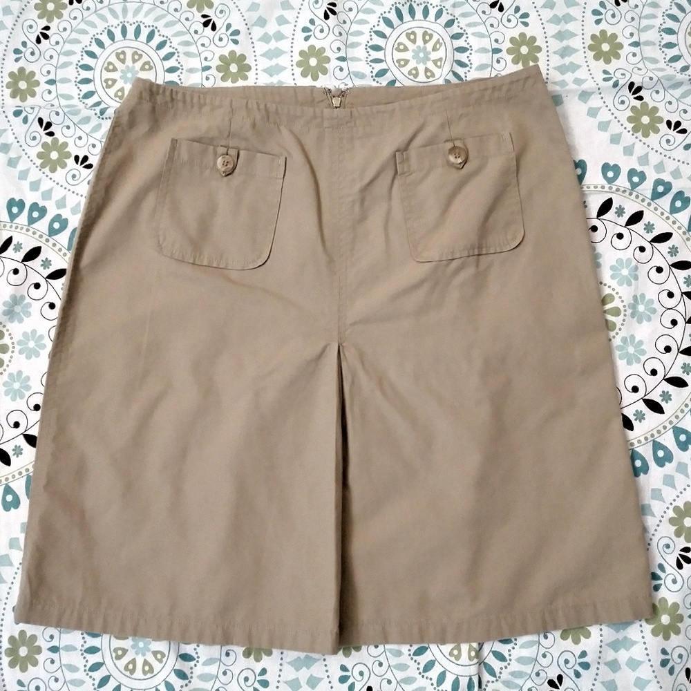 LOFT Woman Plated Skirt. A Cut Skirt